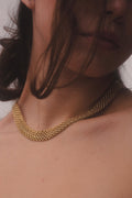 Collar gargantilla de cadena dorada entrelazada