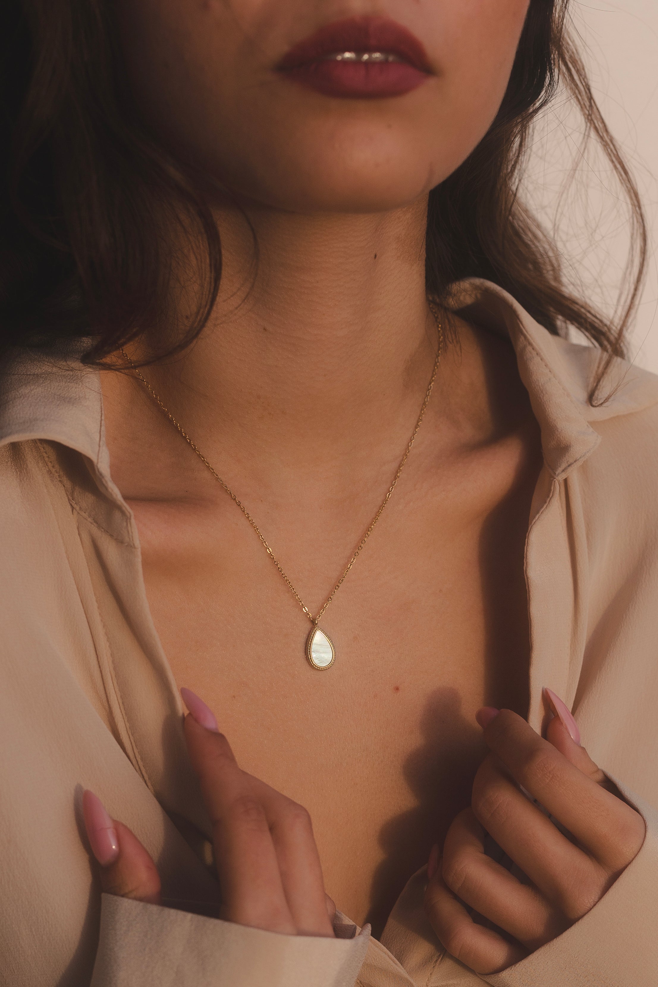 Collar dorado con colgante en forma de lágrima de nácar