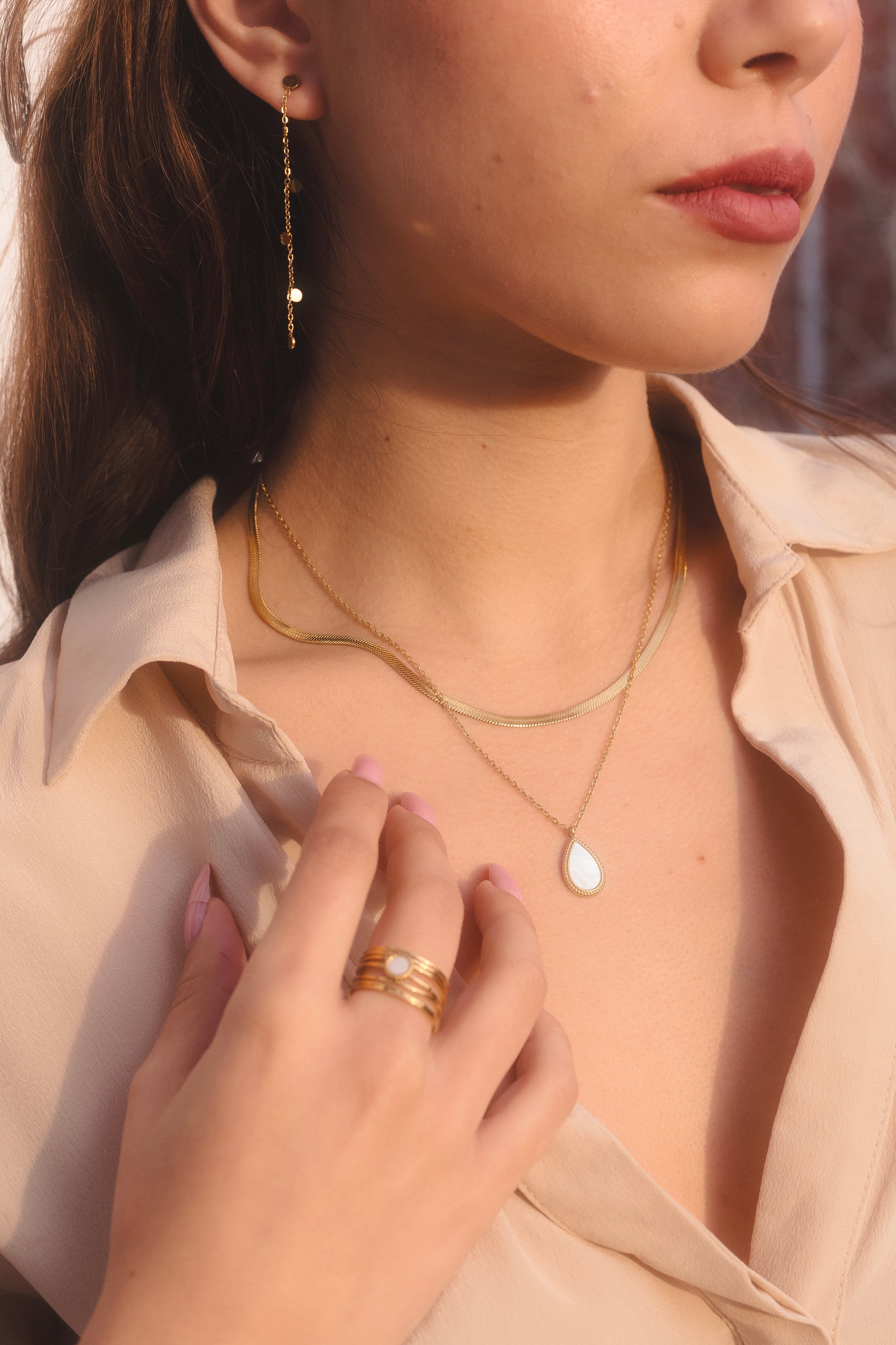 Collar dorado con colgante en forma de lágrima de nácar