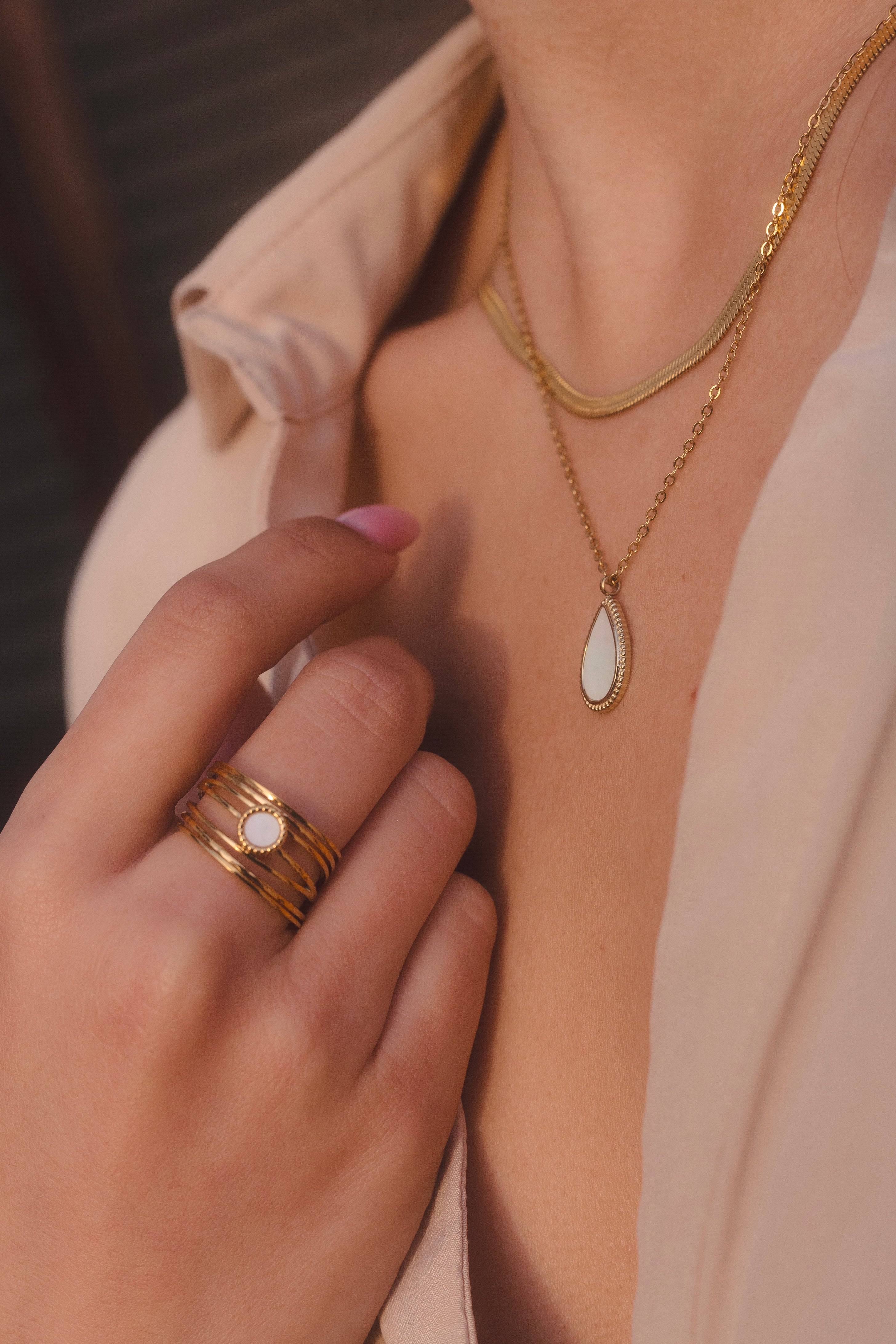 Collar dorado con colgante en forma de lágrima de nácar