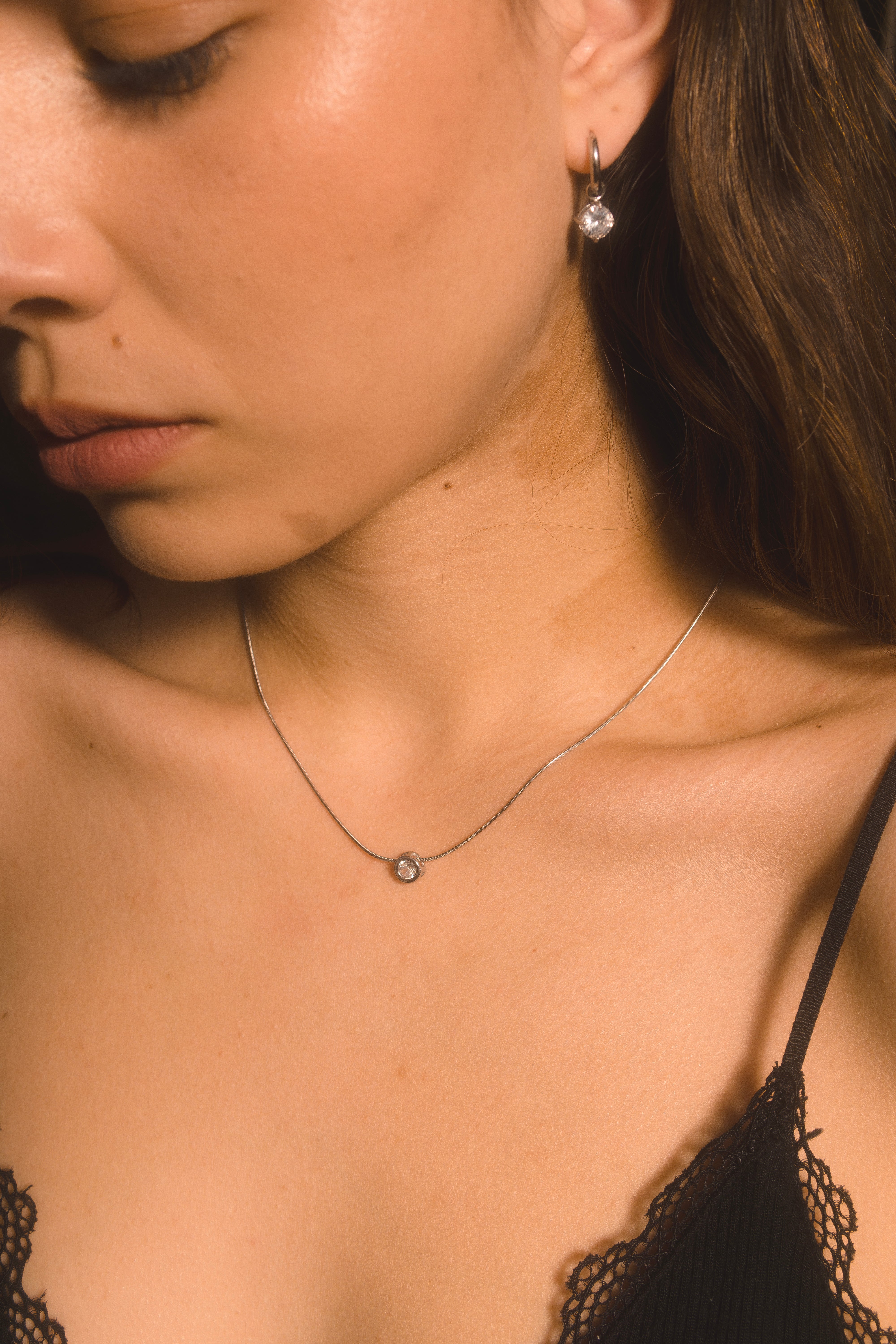 Collar minimalista con colgante de cristal brillante