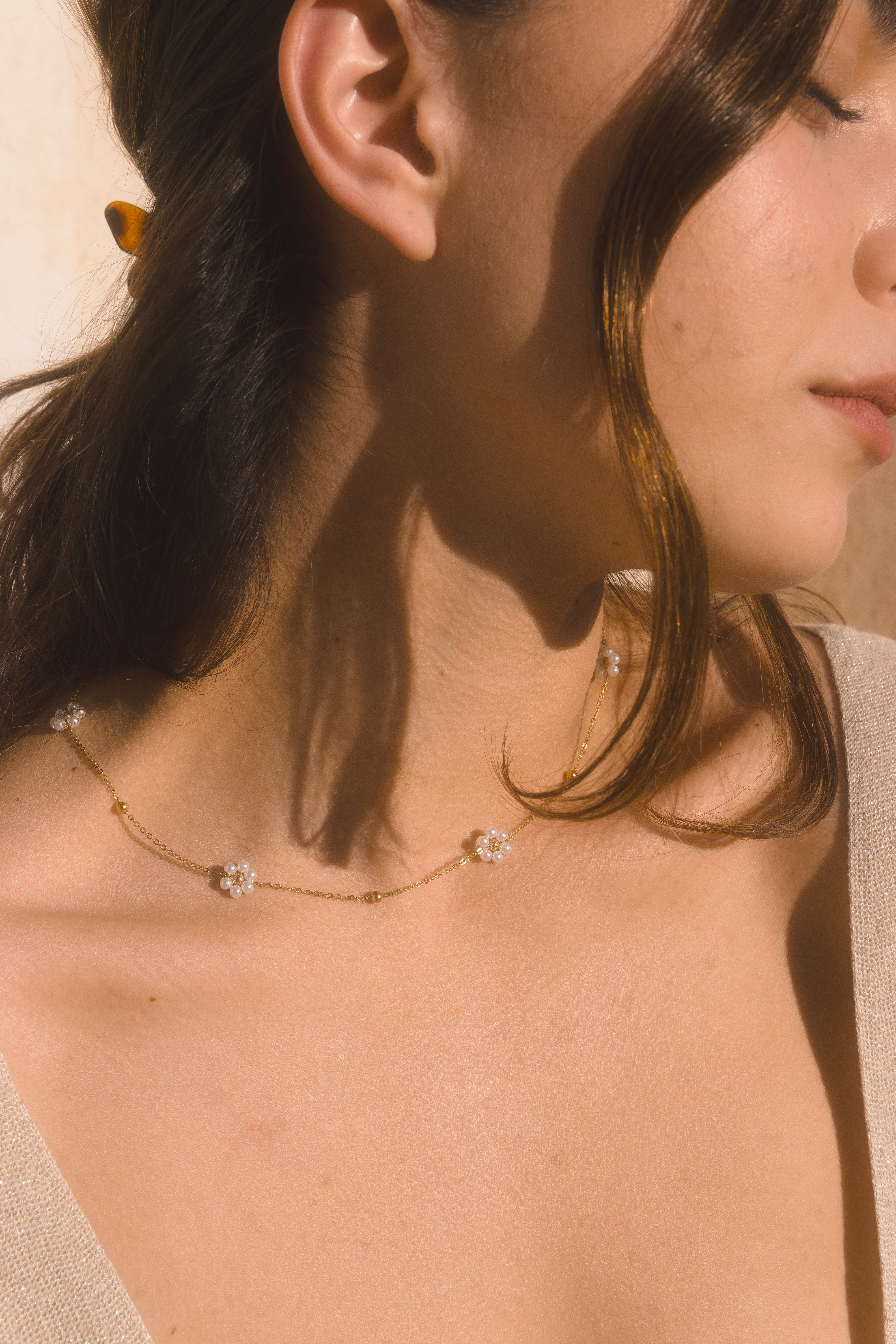 Collar con los flores de las perlas