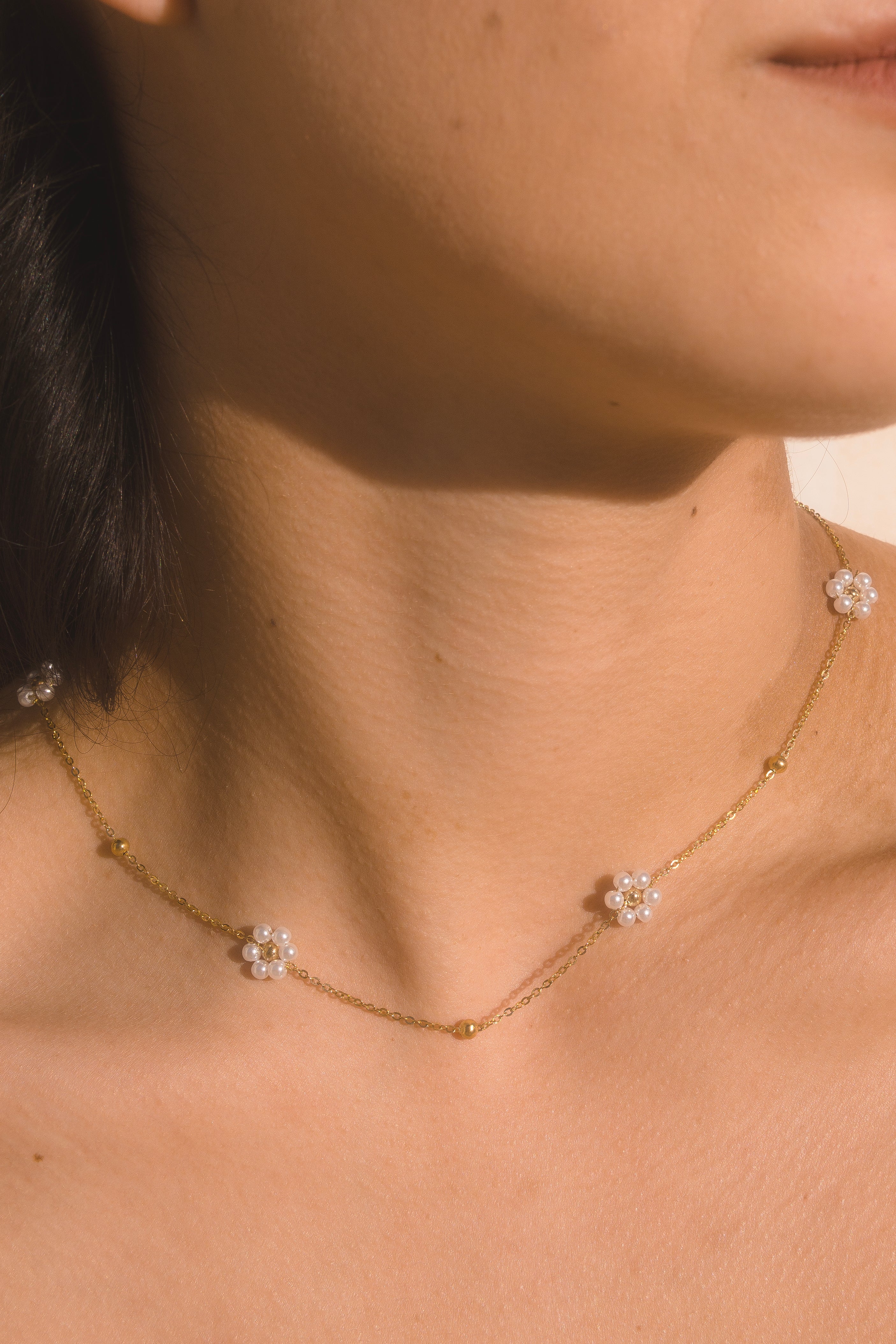 Collar con los flores de las perlas