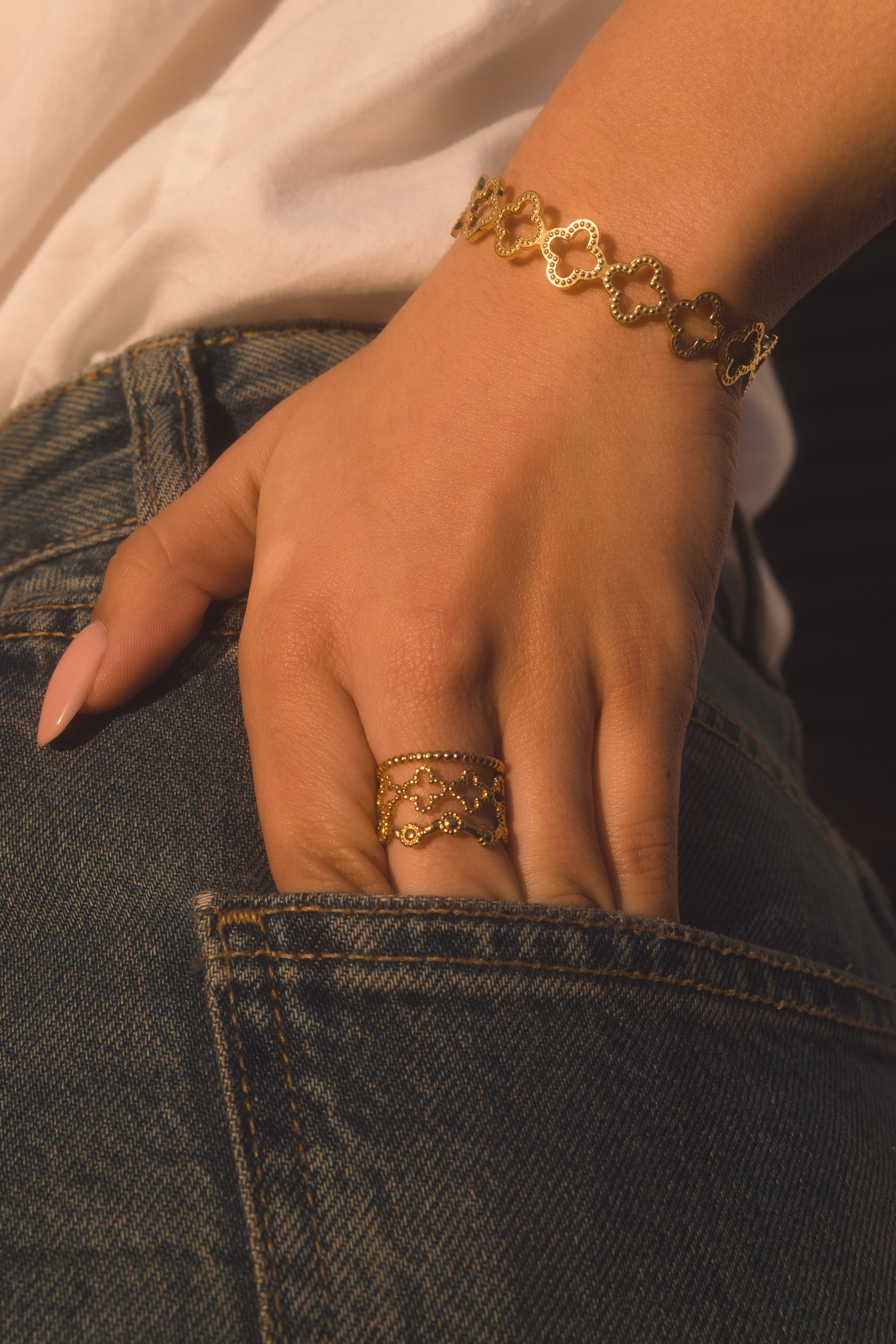 Pulsera de tréboles calados