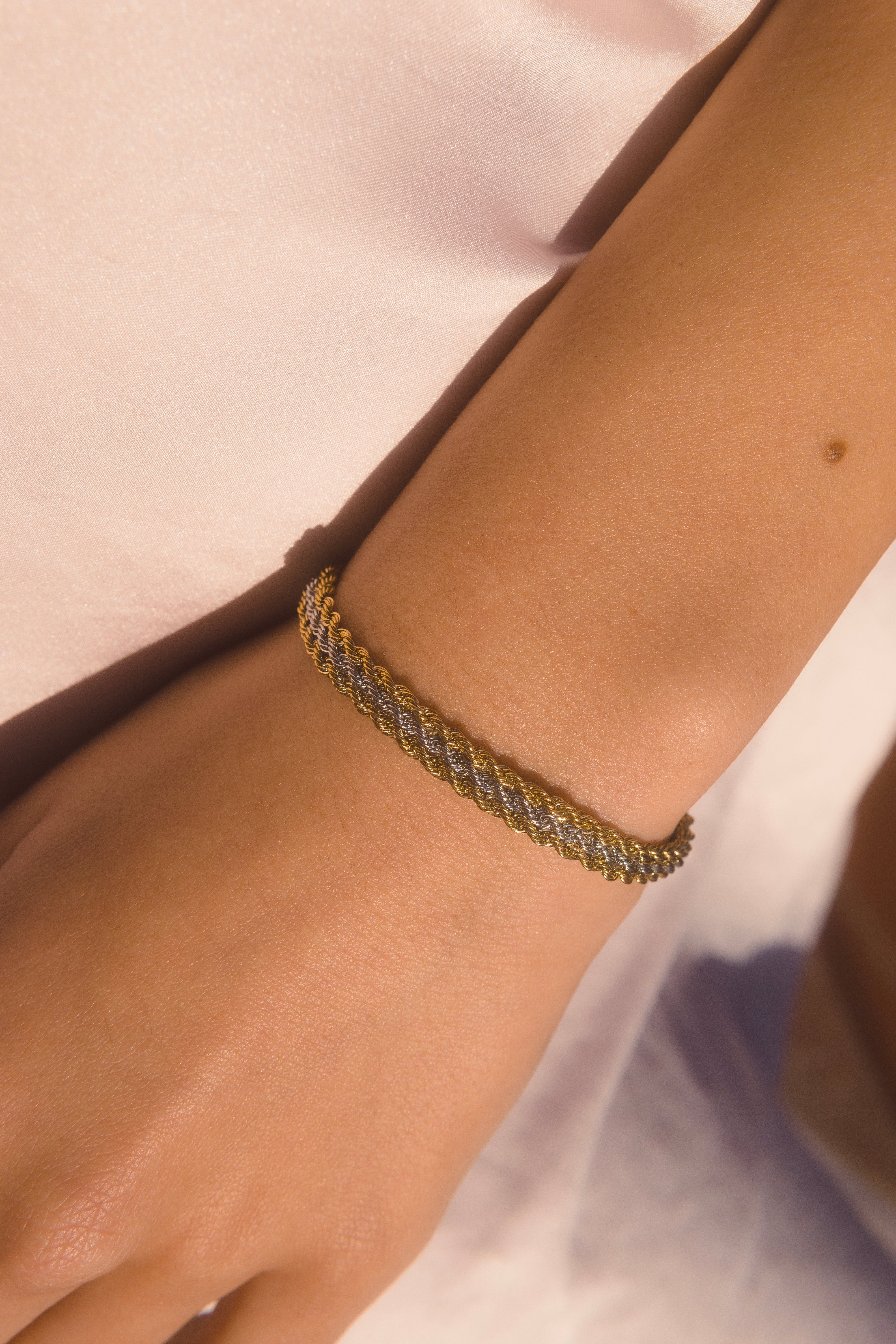 Pulsera dorado y plateado