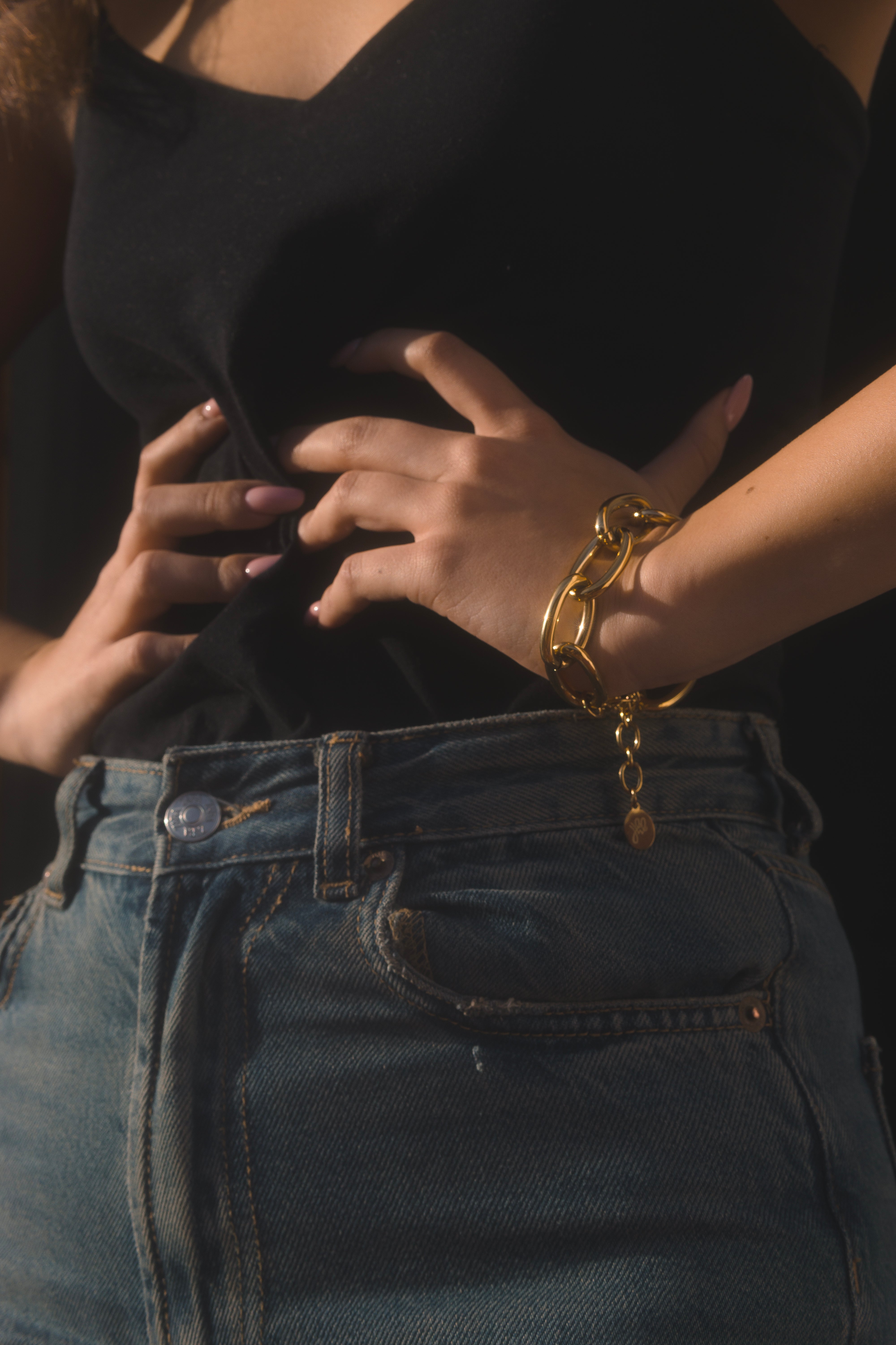 Pulsera de eslabones dorados grandes