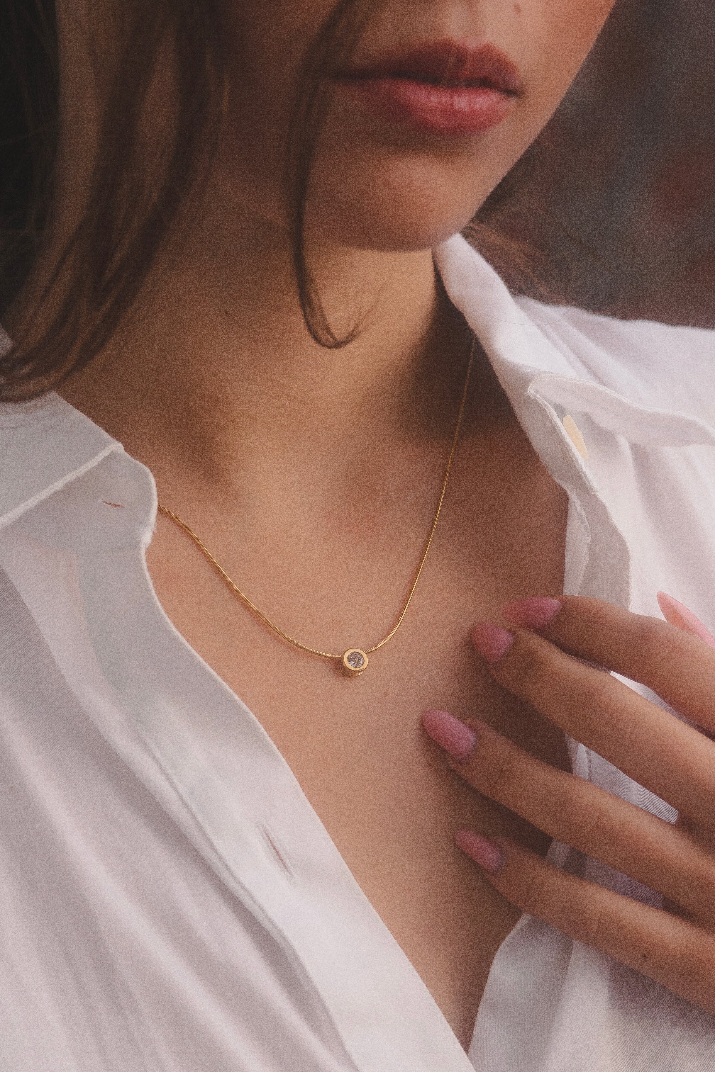 Collar minimalista con colgante de cristal brillante