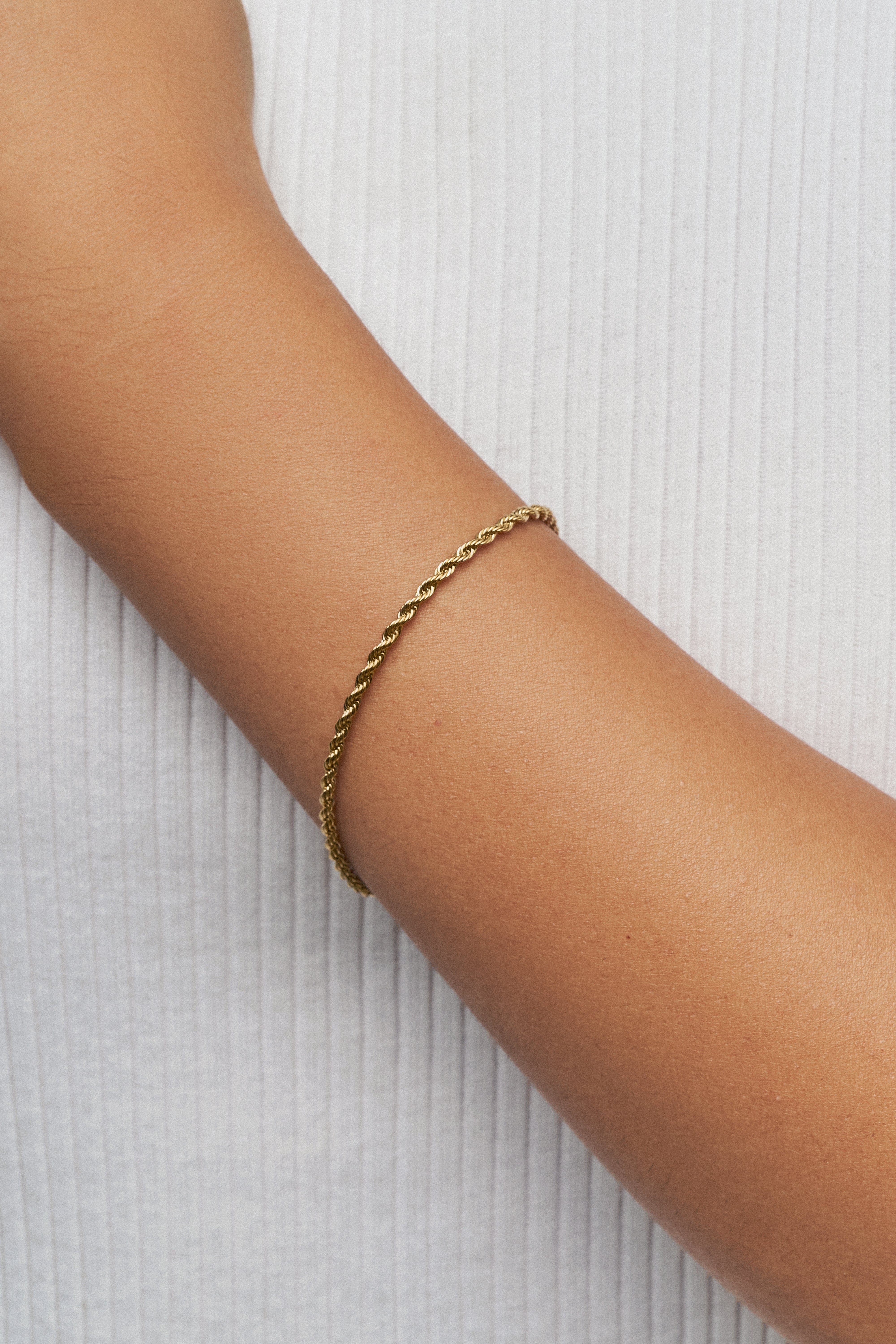 Pulsera Cordón Fino Dorado