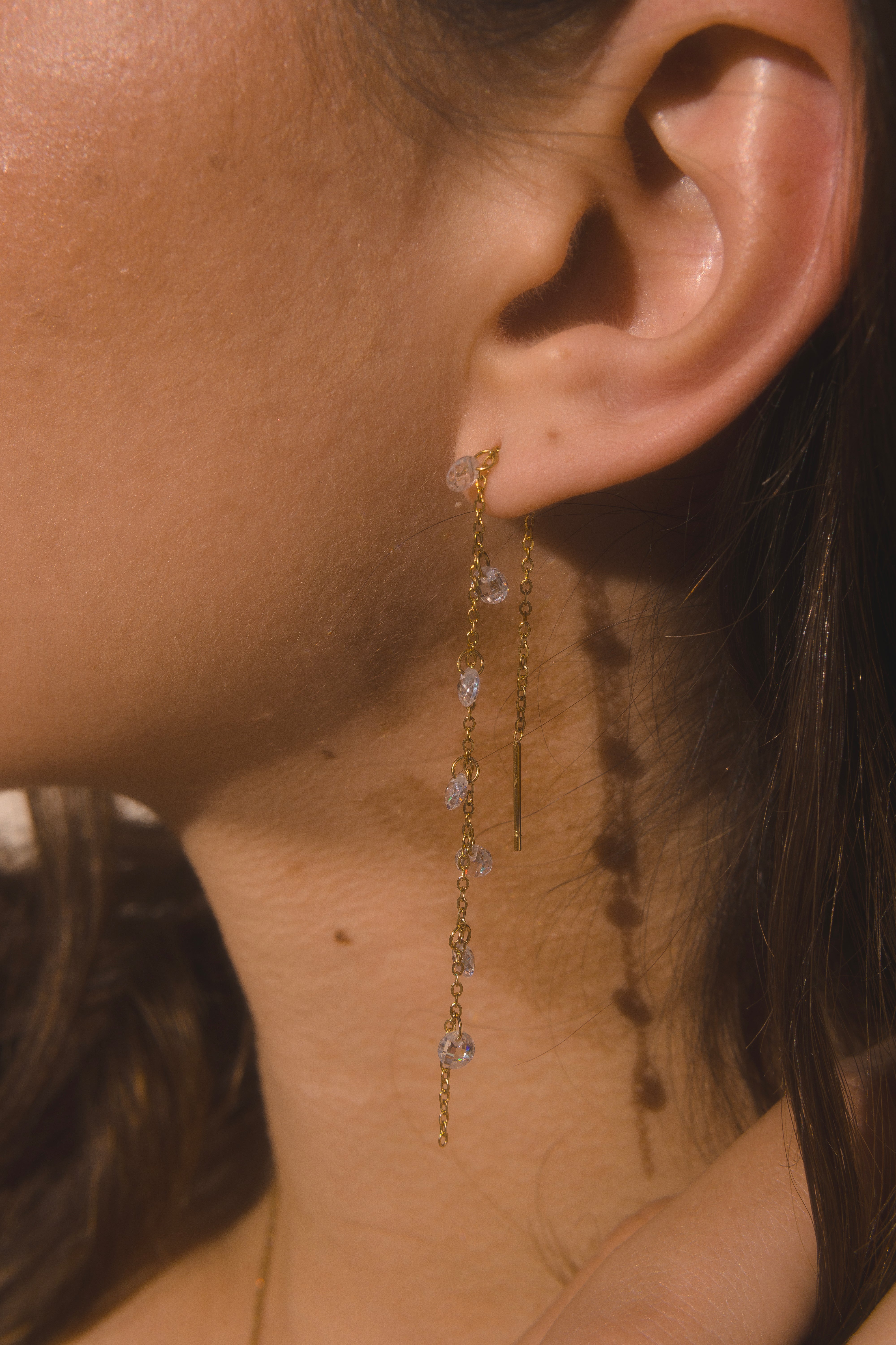 Pendientes largos dorados con cuentas translúcidas