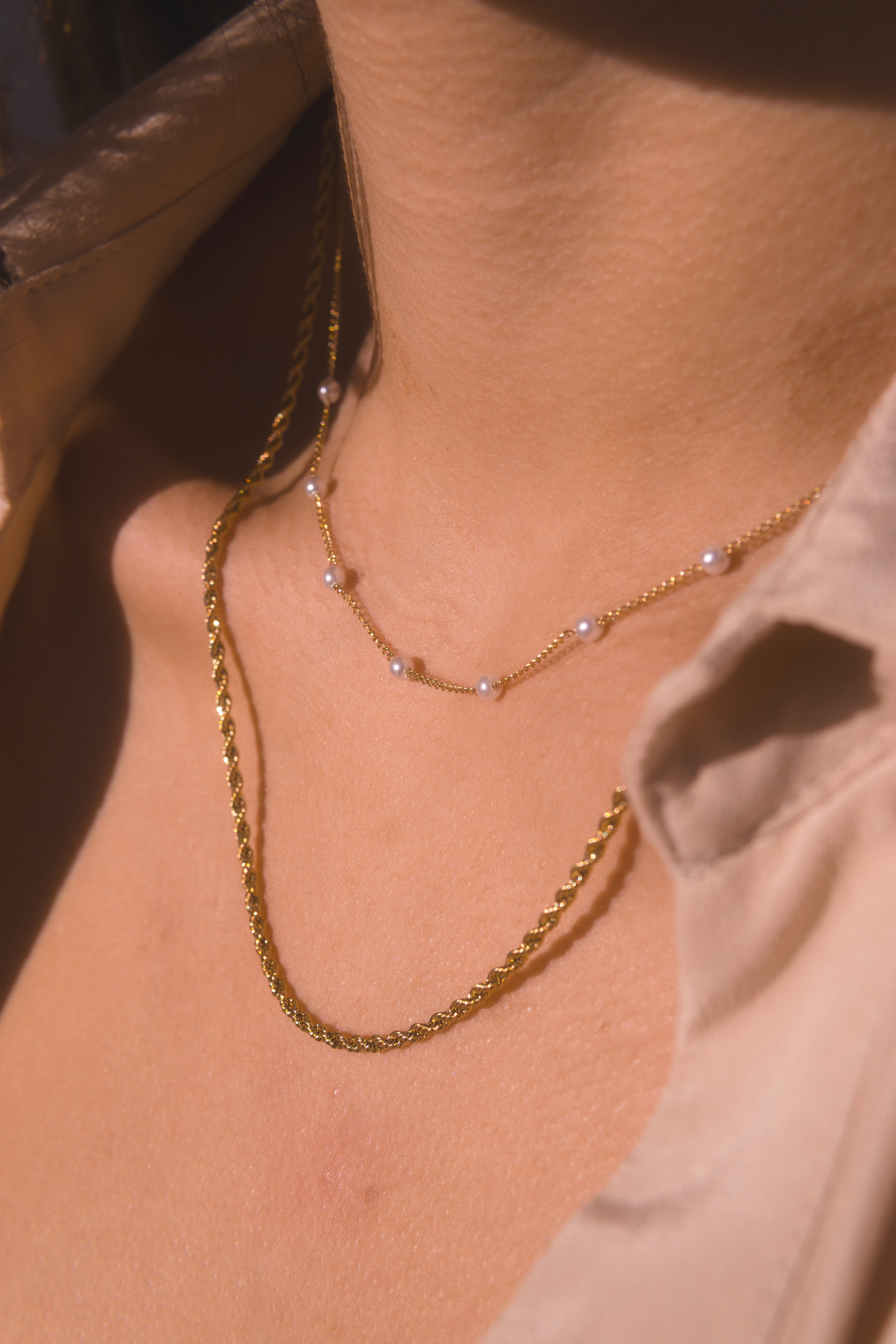 Collares en capas con cadena dorada y detalles de perlas