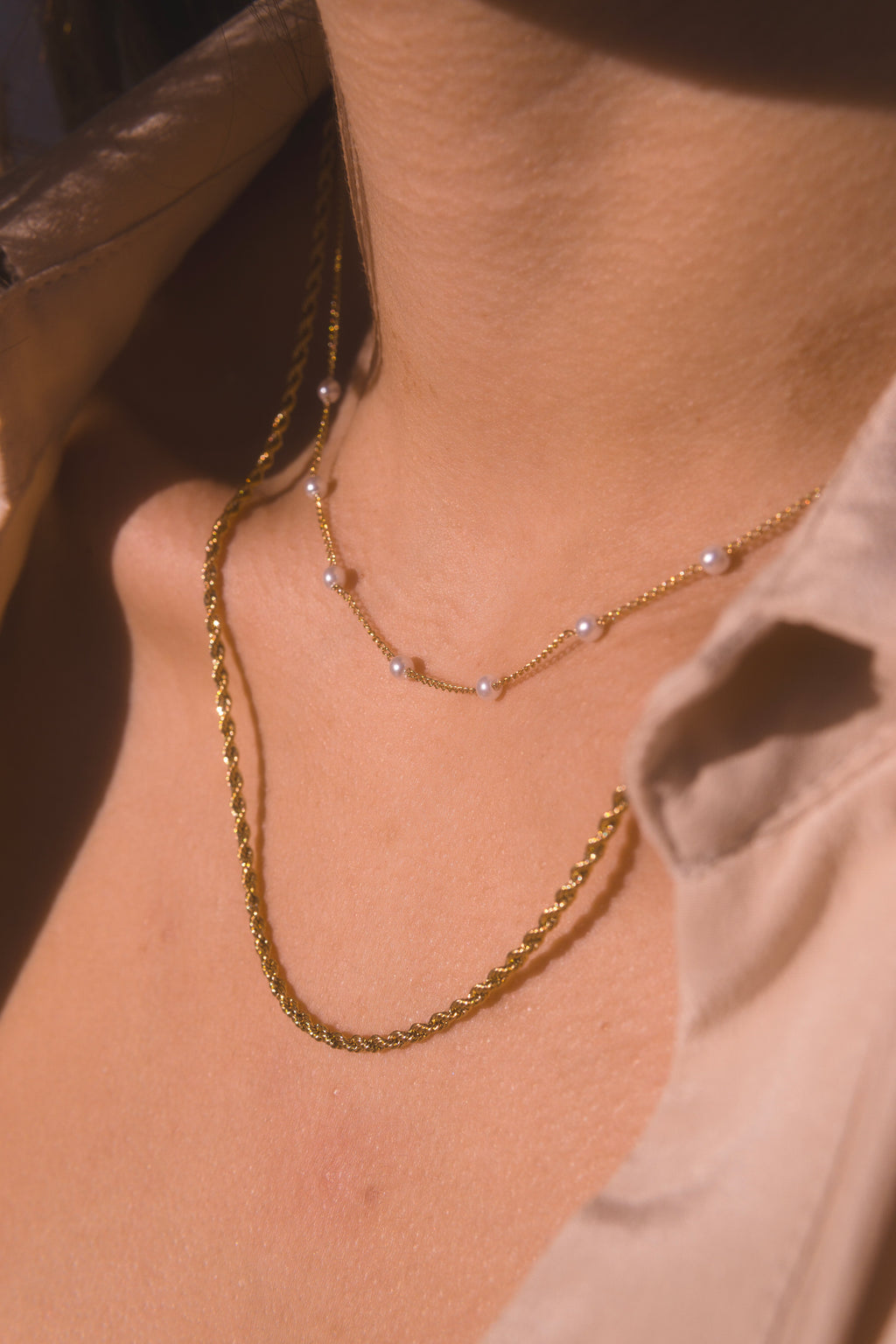 Collares en capas con cadena dorada y detalles de perlas