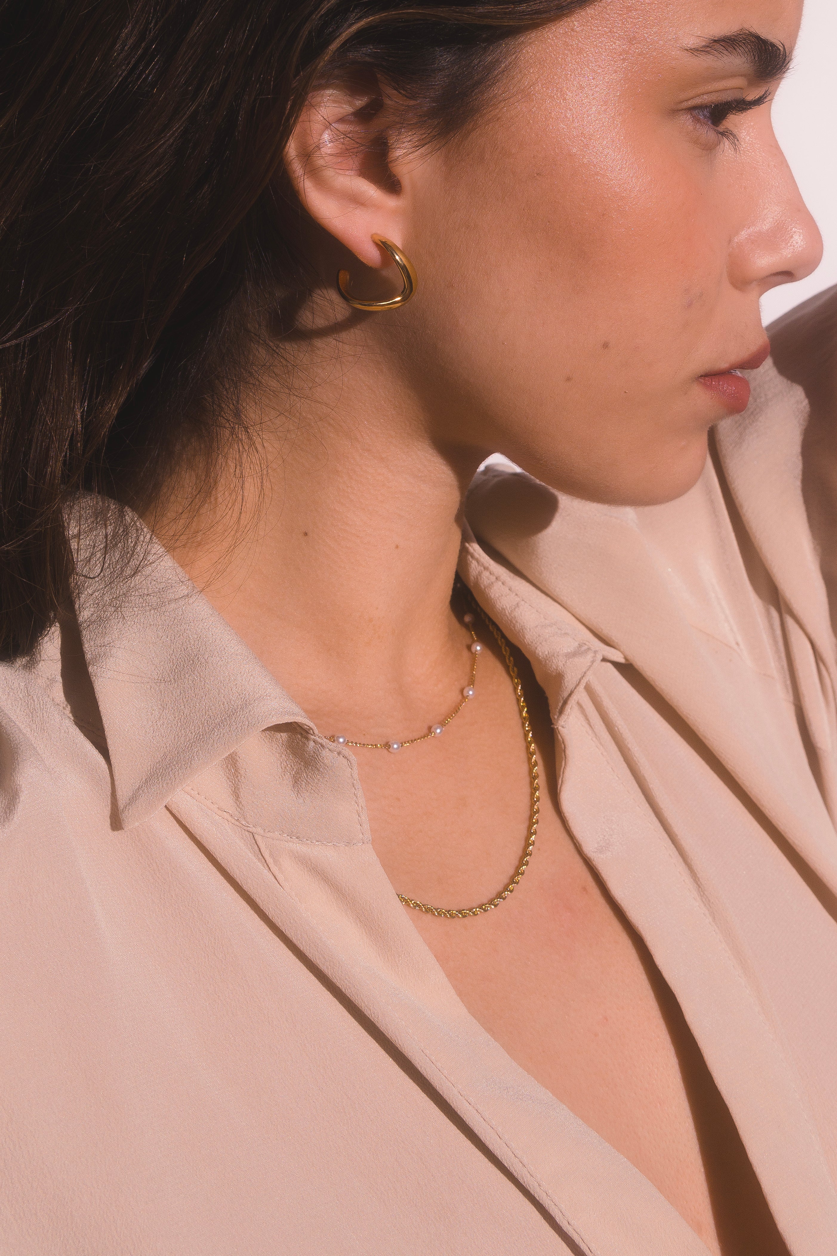 Collares en capas con cadena dorada y detalles de perlas