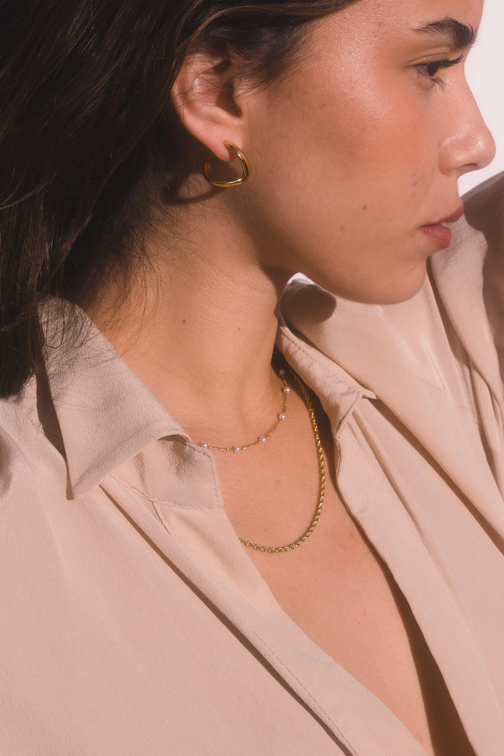 Collares en capas con cadena dorada y detalles de perlas