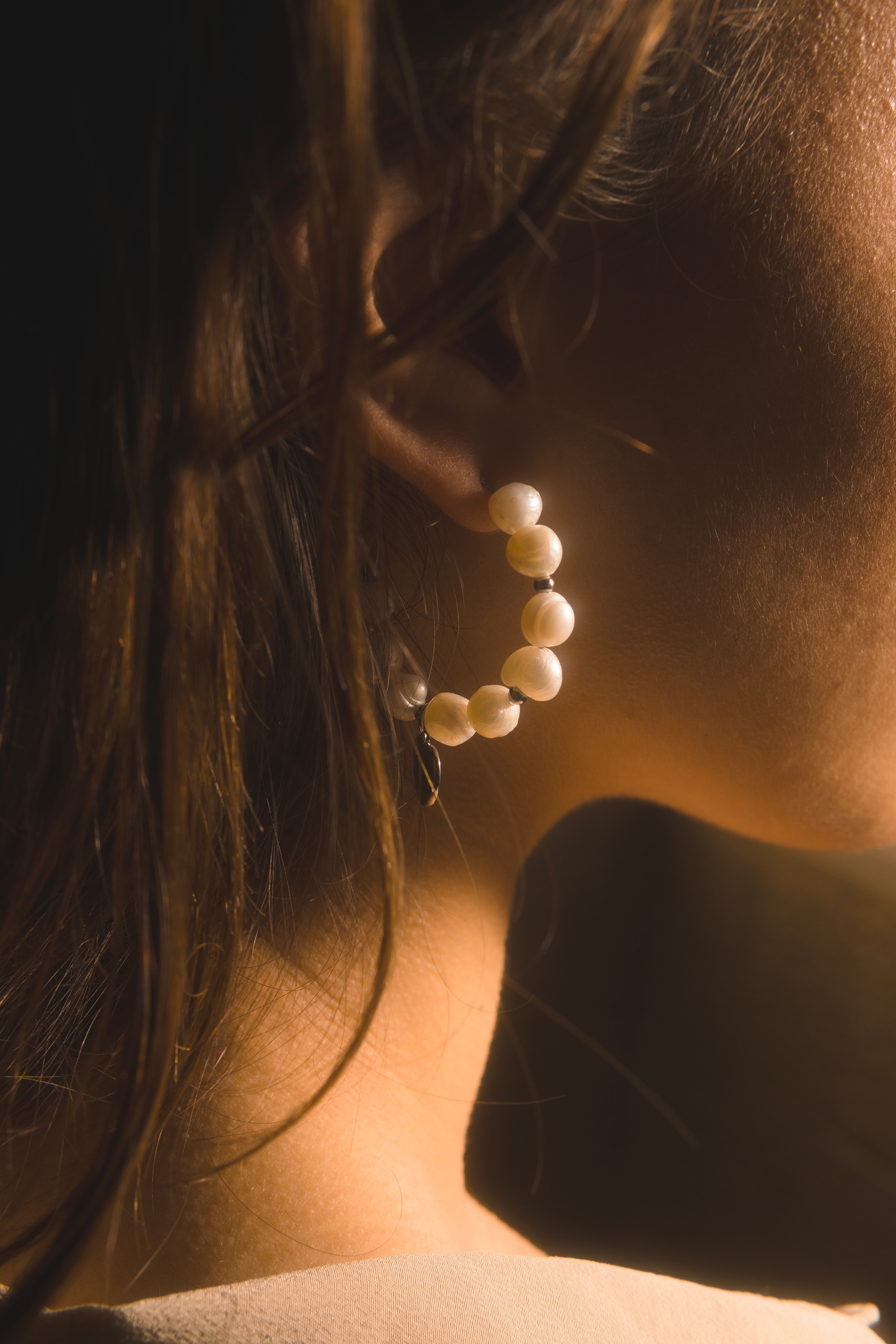 Pendientes de aro con perlas y colgante de corazón