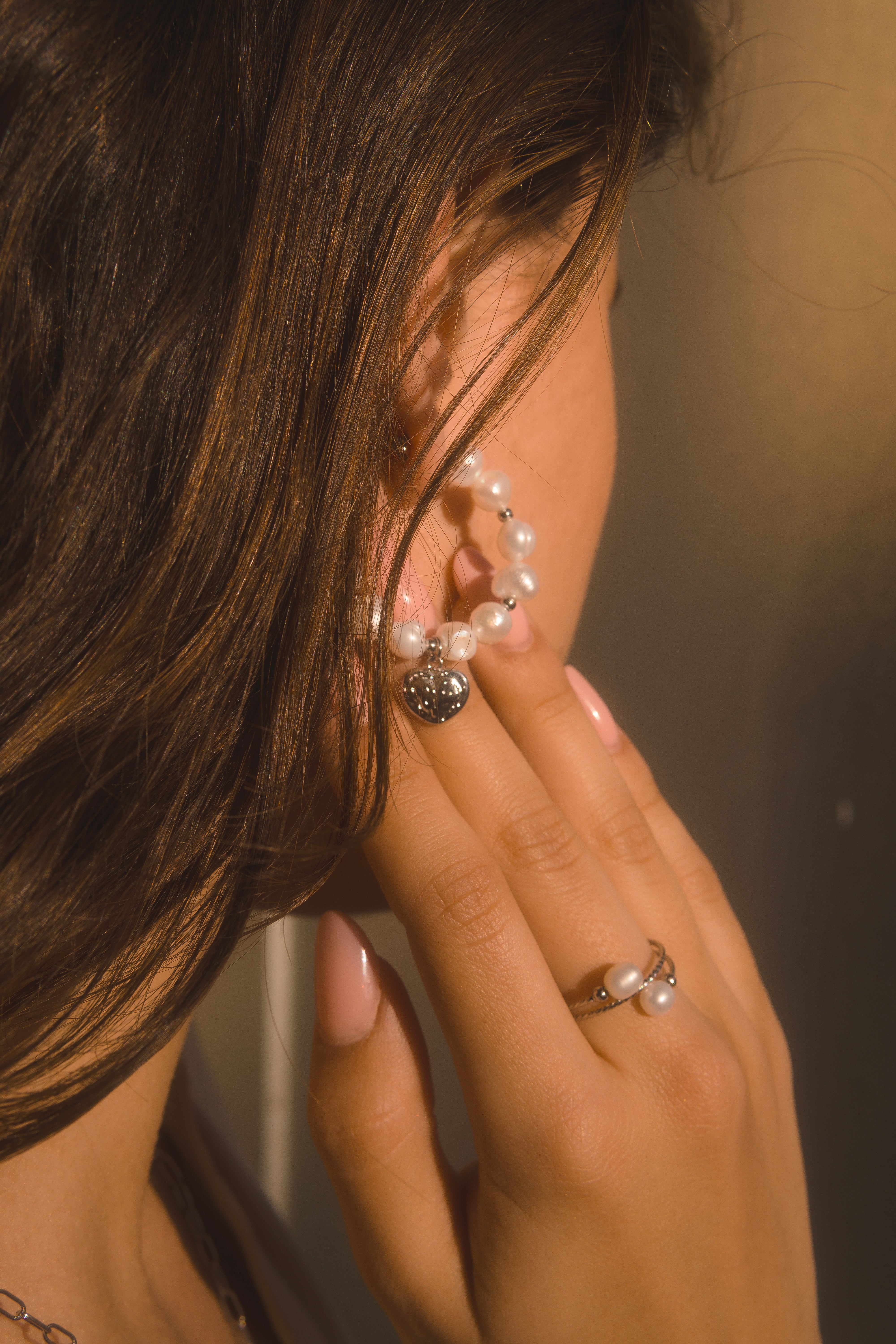 Pendientes de aro con perlas y colgante de corazón