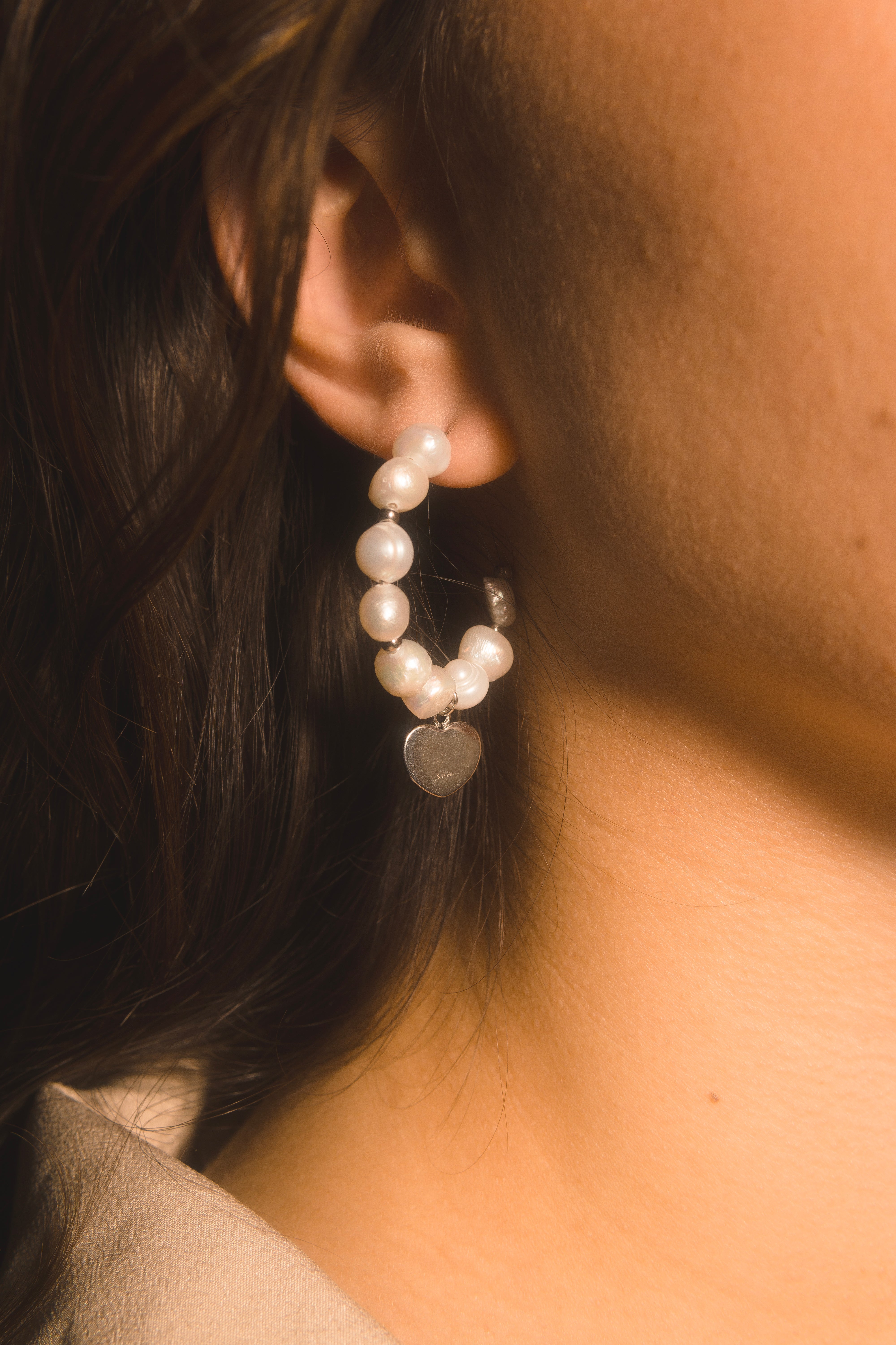 Pendientes de aro con perlas y colgante de corazón