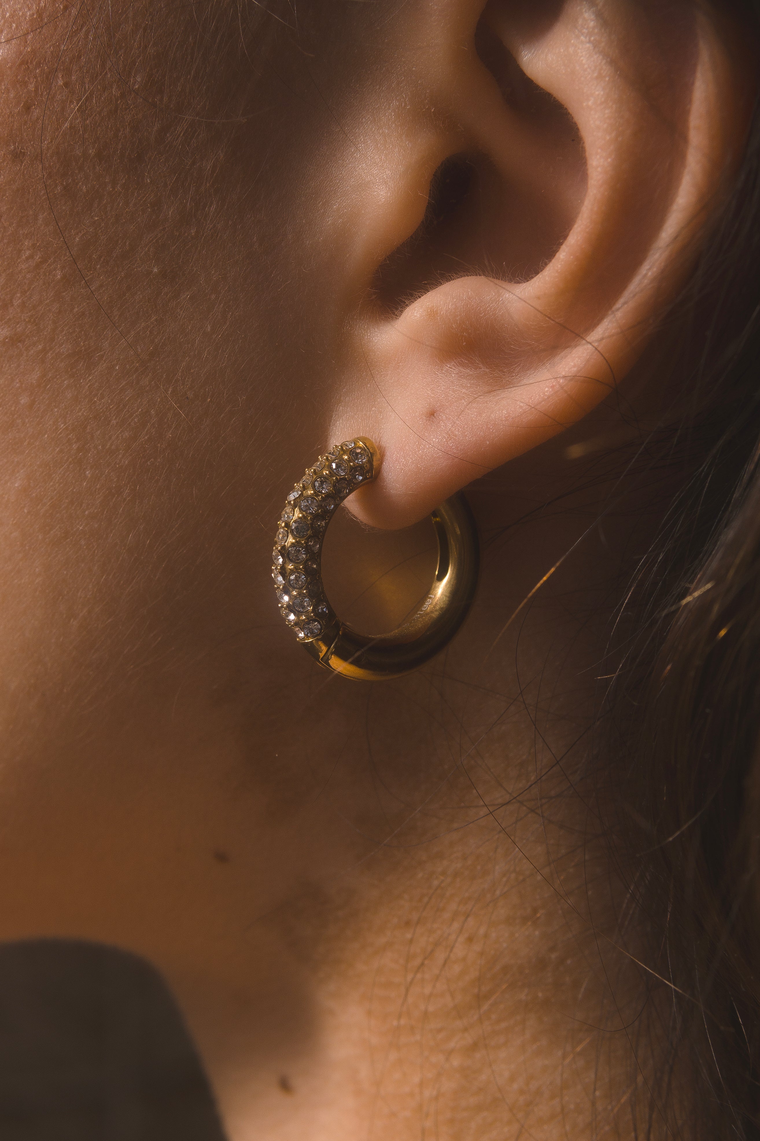 Aros Dorados con Incrustaciones de Cristales Brillantes
