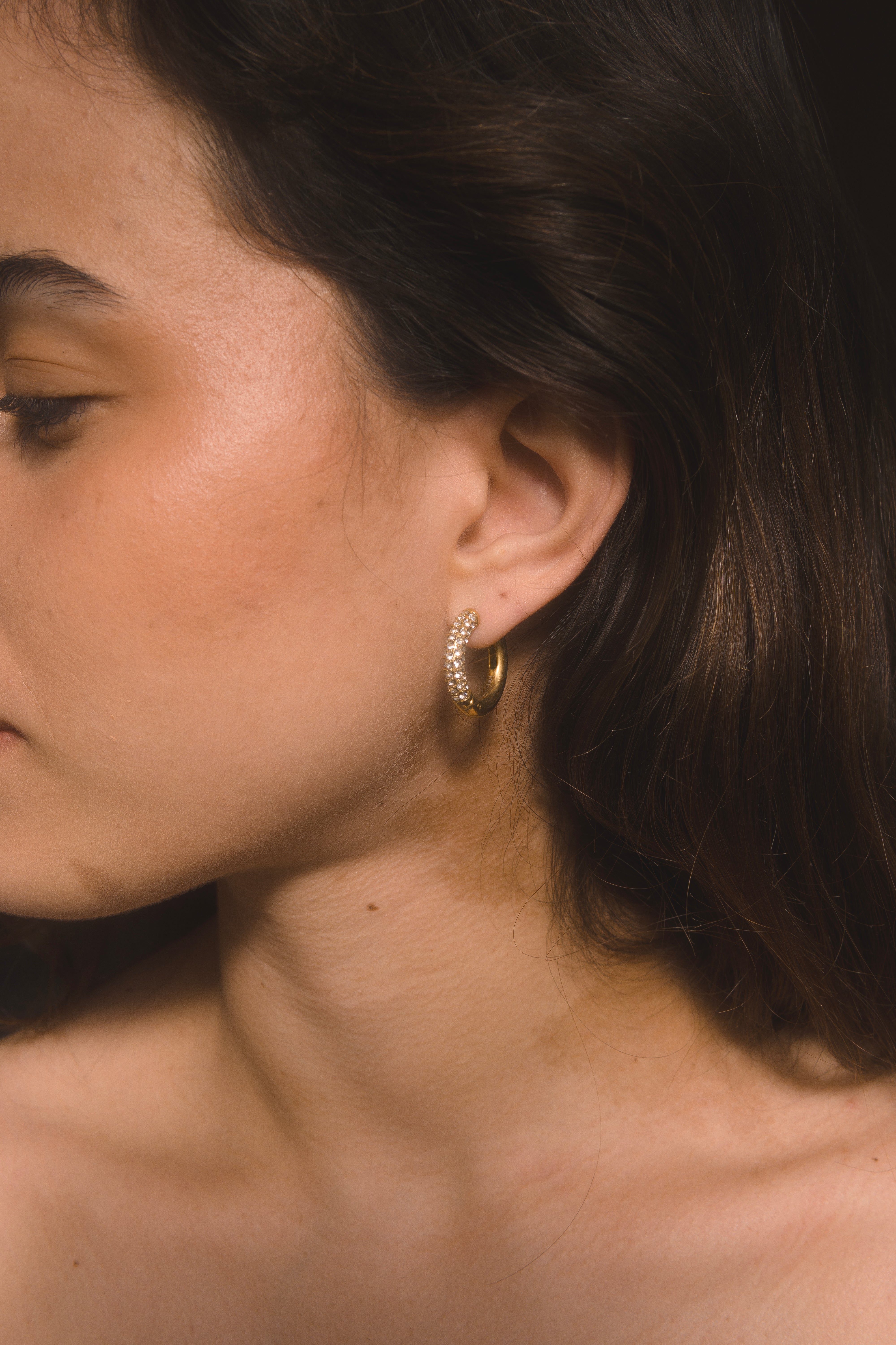 Aros Dorados con Incrustaciones de Cristales Brillantes