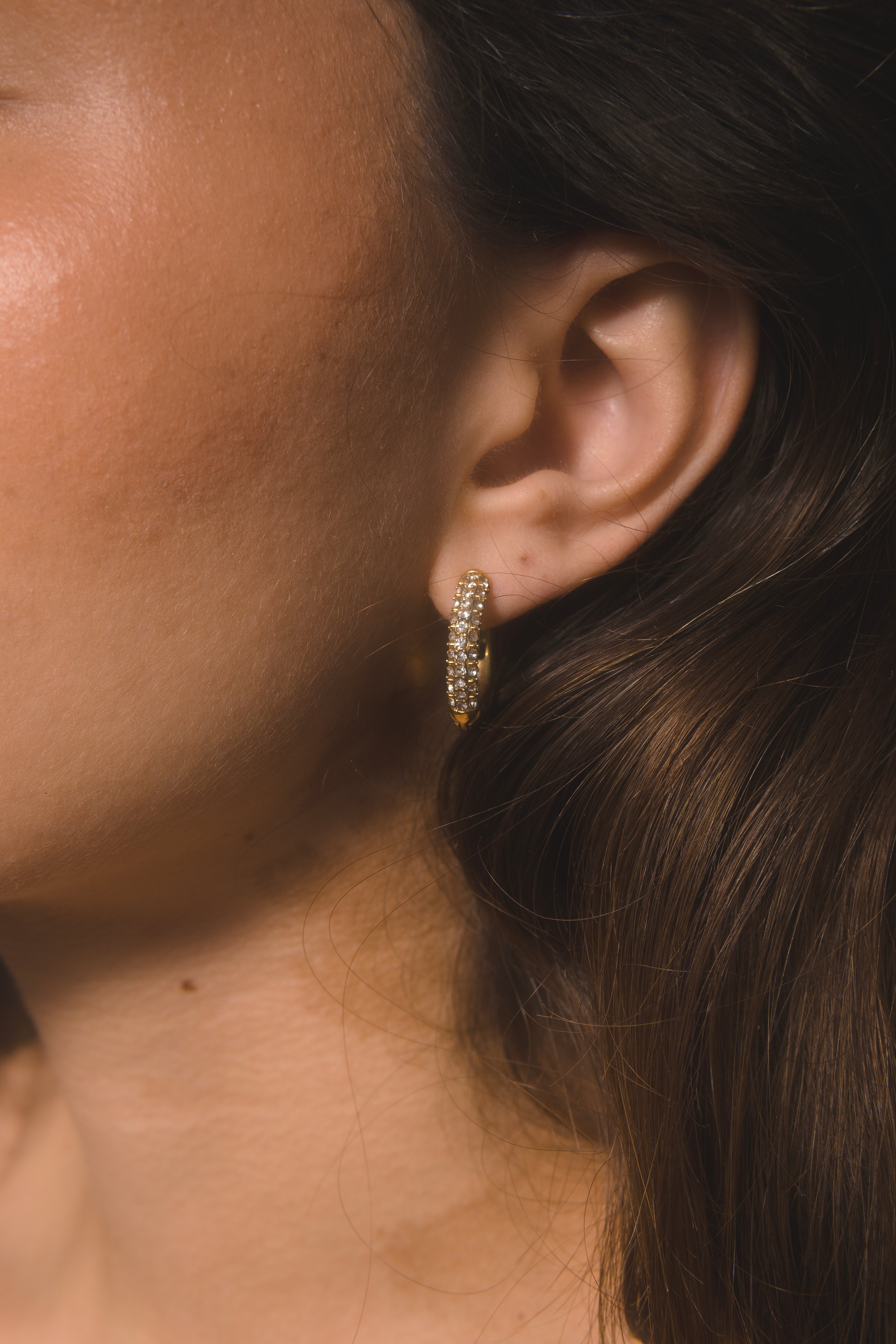 Aros Dorados con Incrustaciones de Cristales Brillantes