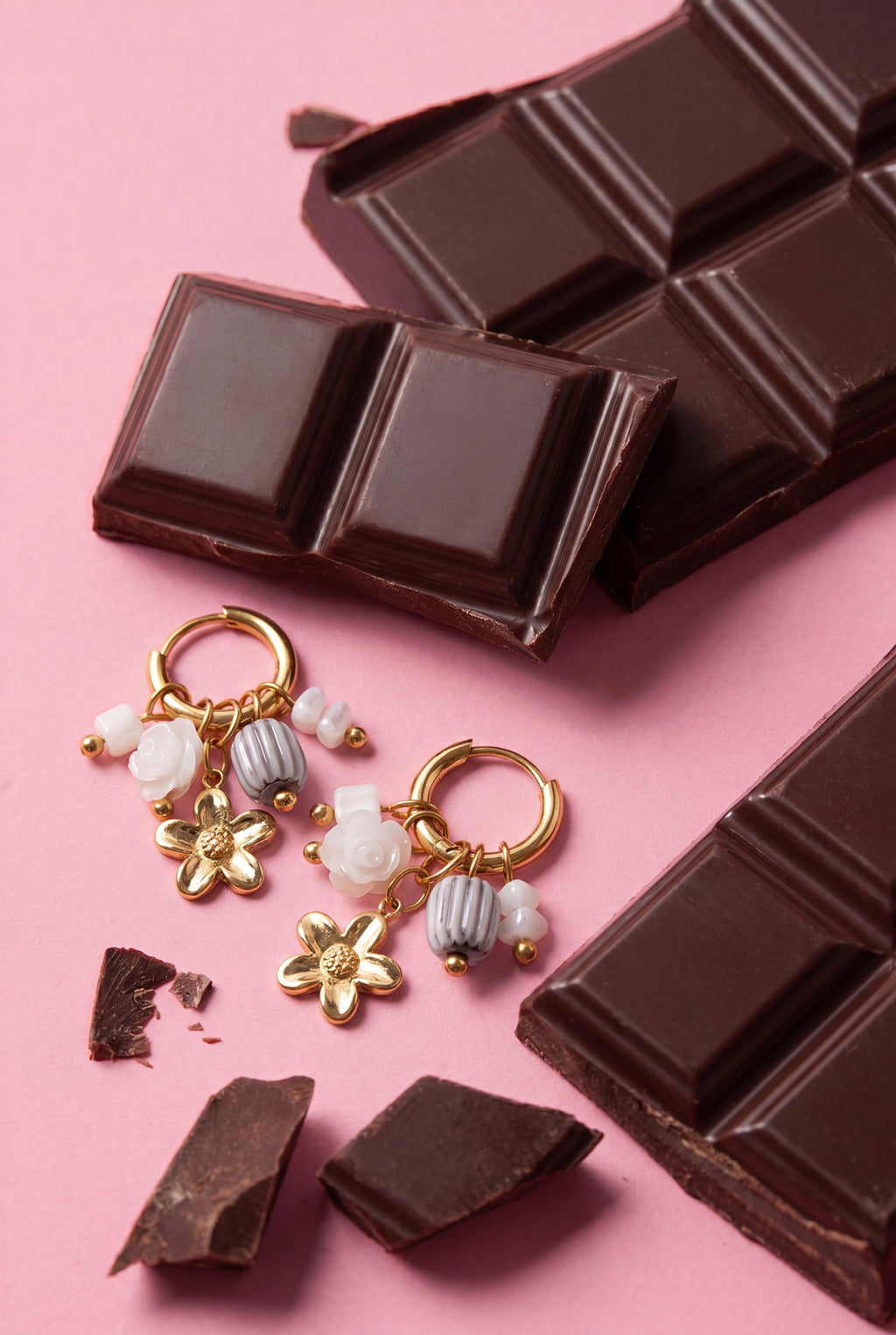 Pendientes de aro pequeños con colgante de flor, cuentas y rosa.