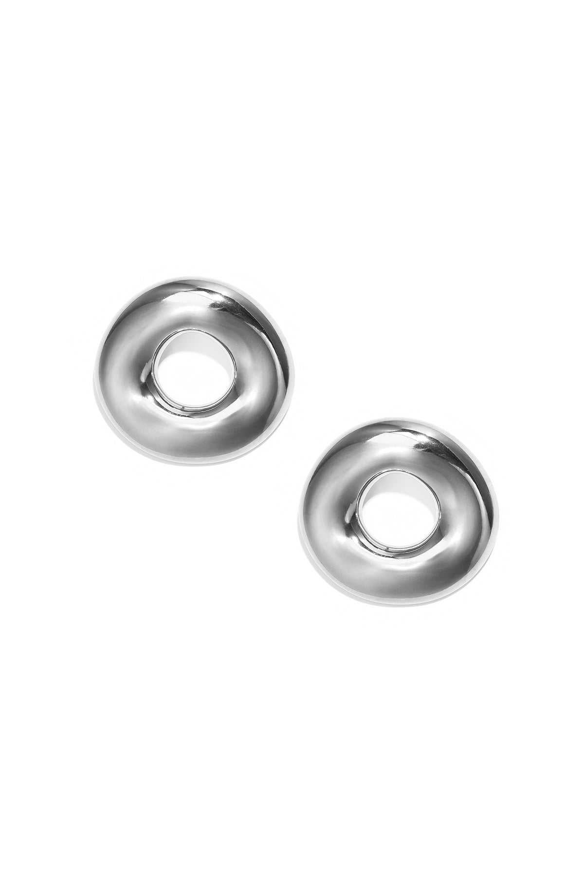 Pendientes llamativos con forma de rosquilla.