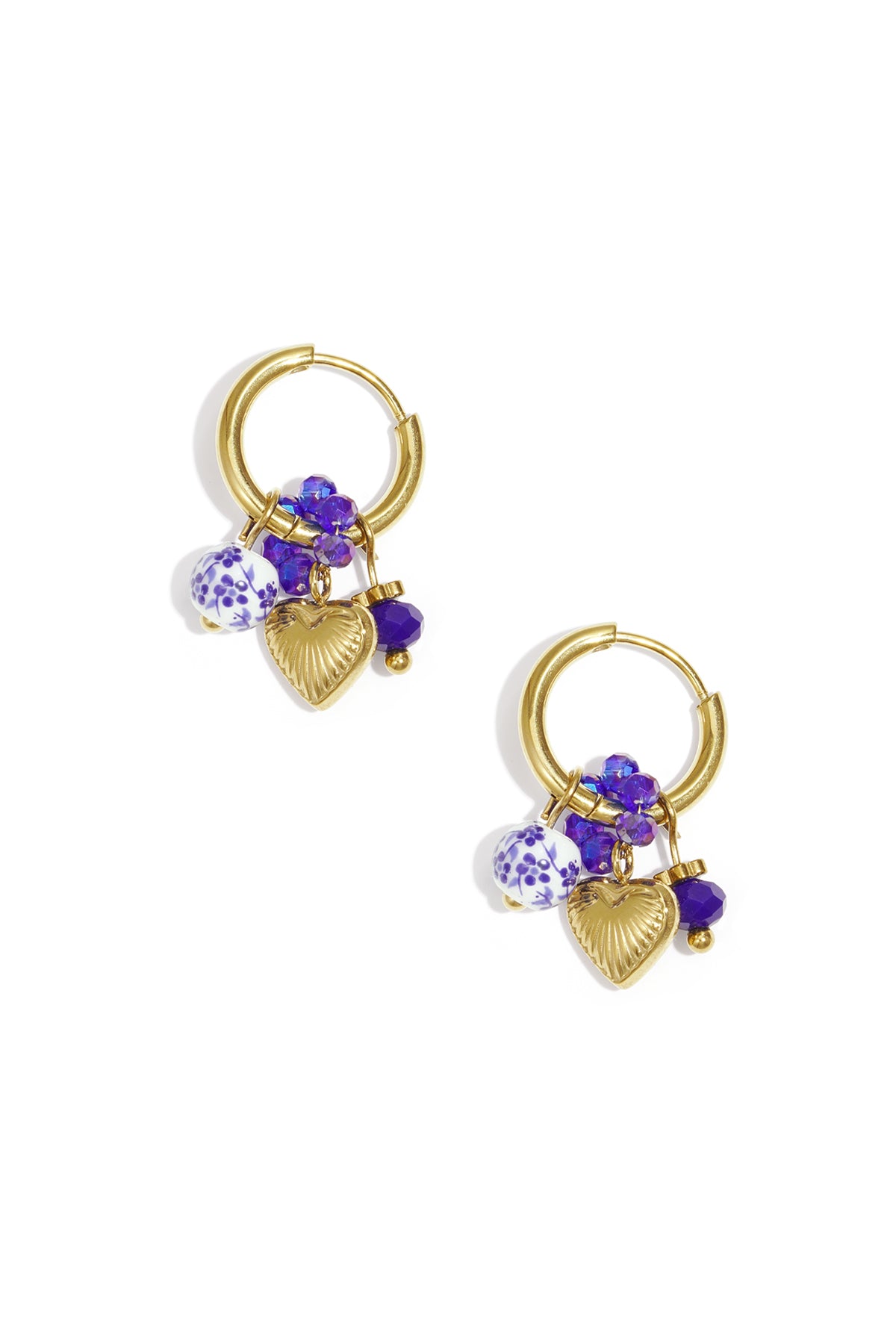 Elegant Gold Heart Loop Earrings for Everyday Glam Imagen principal del producto