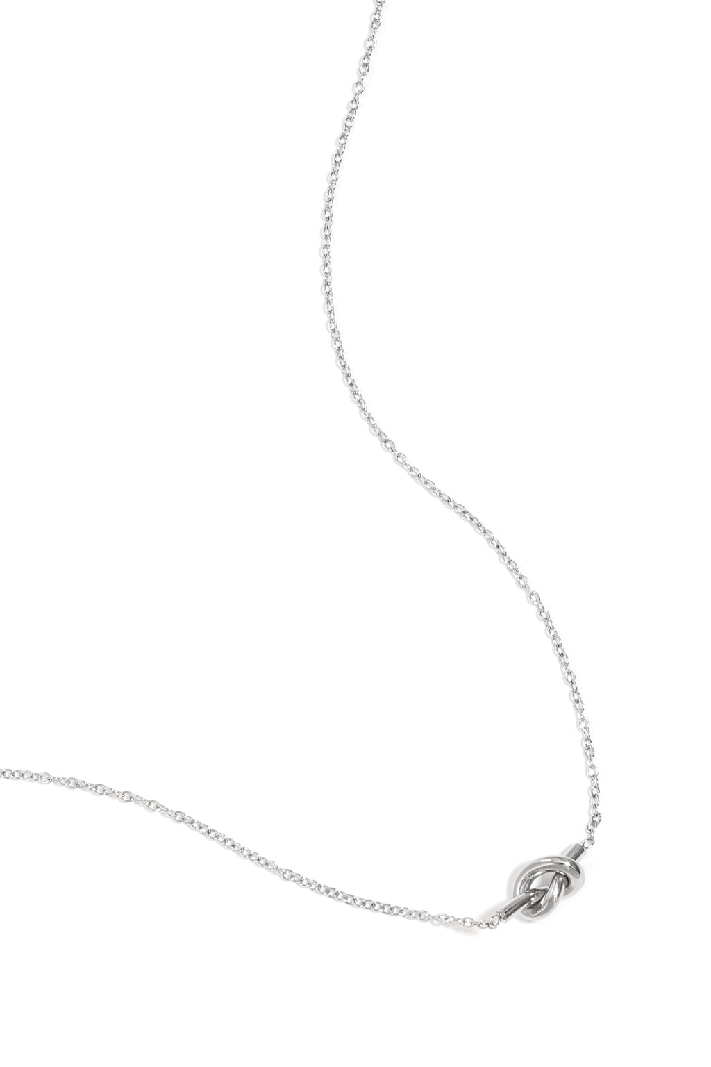 collar sencillo con dije anudado