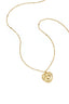 Collar con detalles planos y colgante grande.