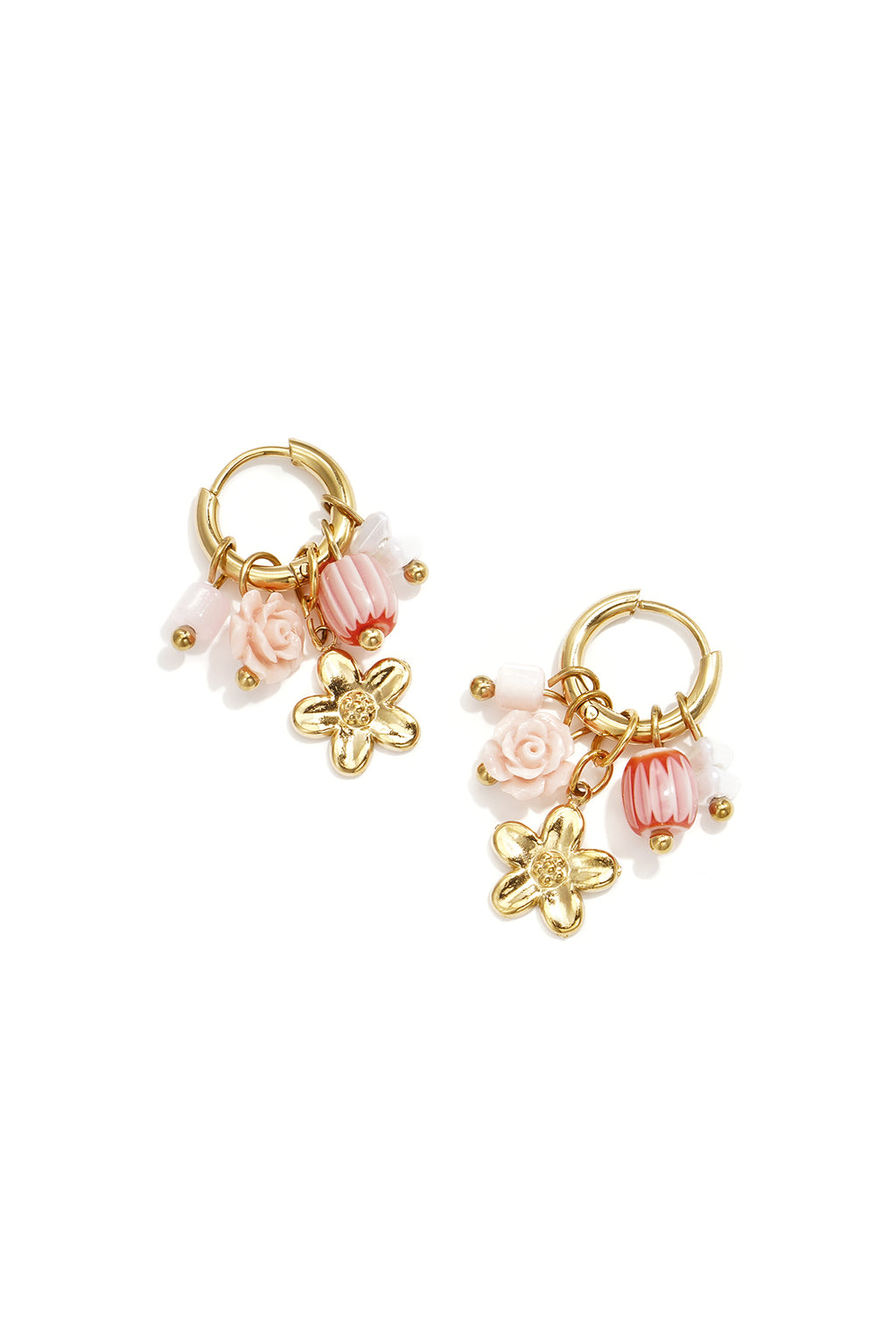 Pendientes de aro pequeños con colgante de flor, cuentas y rosa.