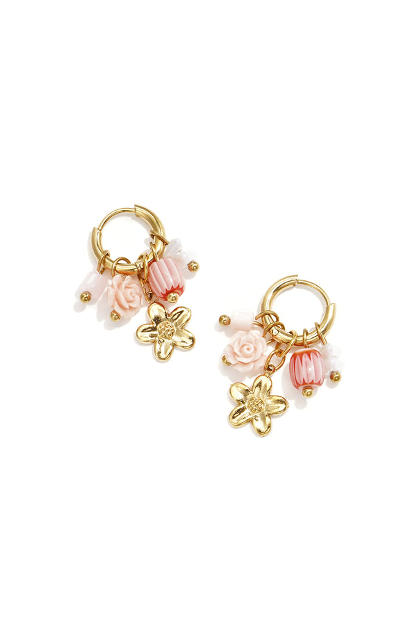 Pendientes de aro pequeños con colgante de flor, cuentas y rosa.