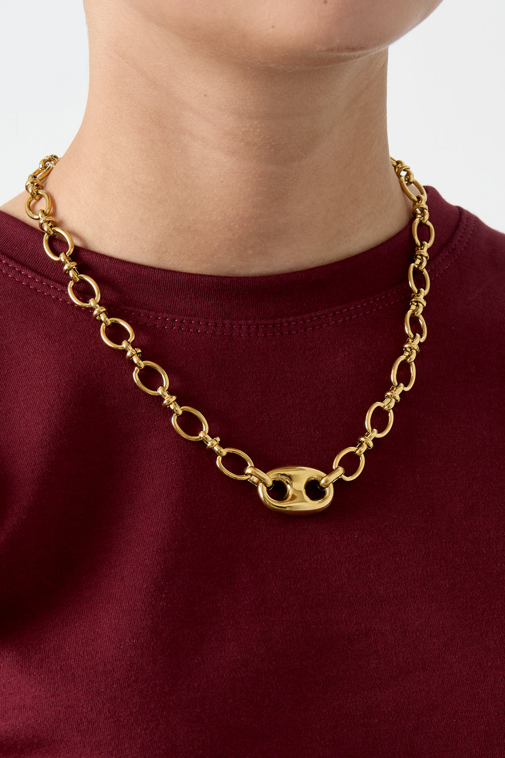 Collar con detalle de botón