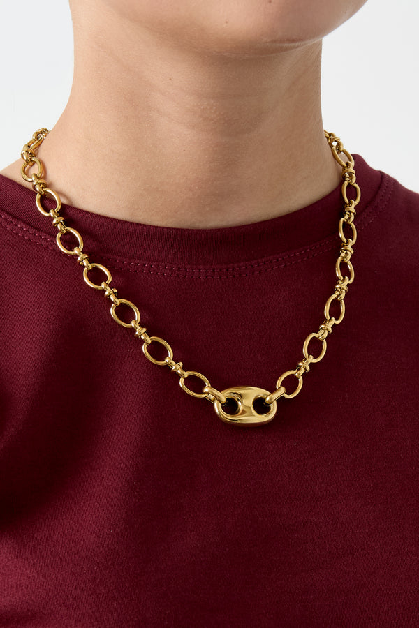 Collar con detalle de botón