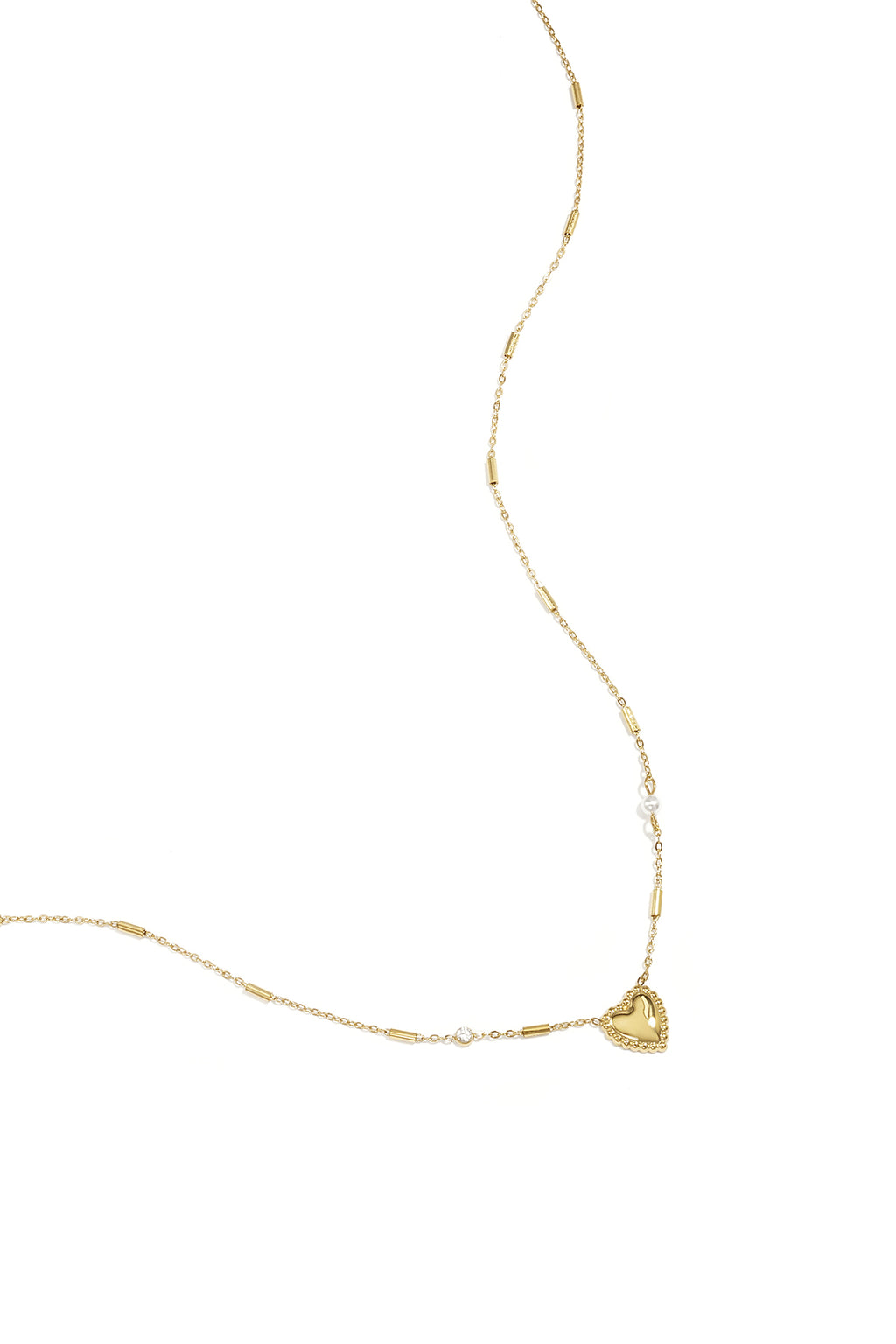 Collar con perla, piedra y corazón llamativo